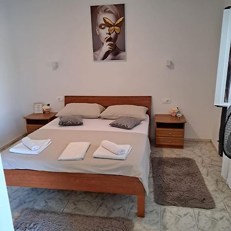 Iva Apartman Sa Bazenom Donji Zemunik Exterior foto