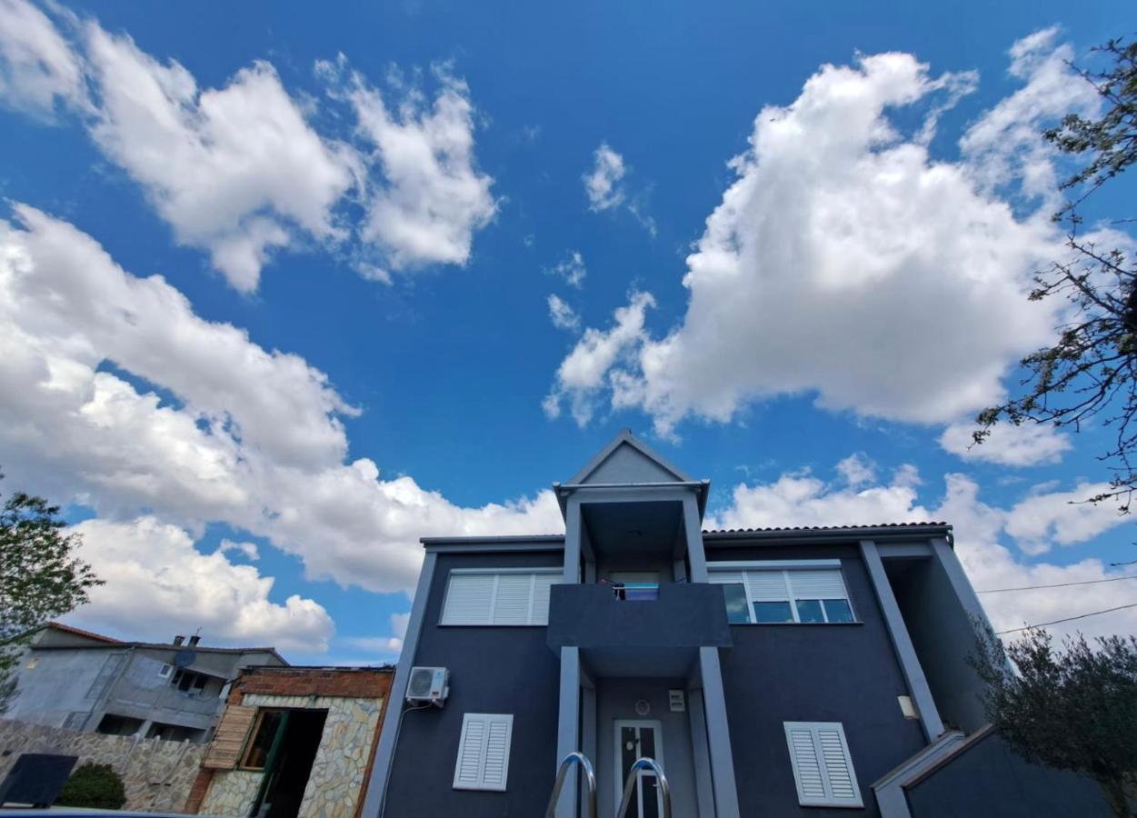 Iva Apartman Sa Bazenom Donji Zemunik Exterior foto