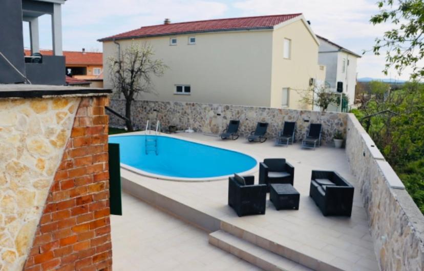 Iva Apartman Sa Bazenom Donji Zemunik Exterior foto