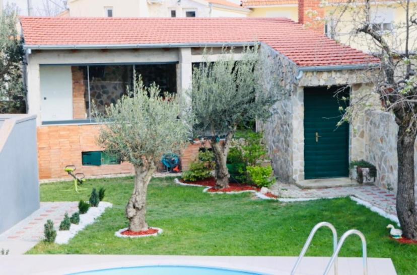 Iva Apartman Sa Bazenom Donji Zemunik Exterior foto