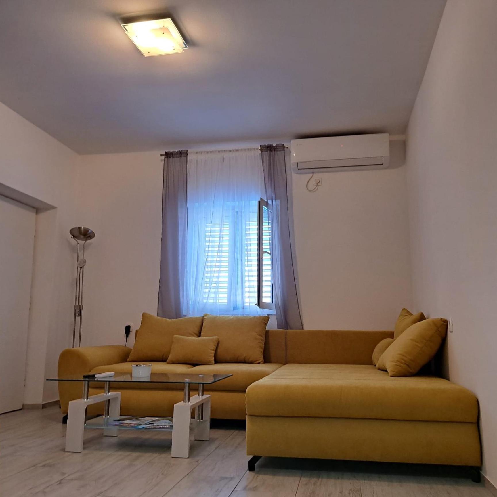 Iva Apartman Sa Bazenom Donji Zemunik Exterior foto